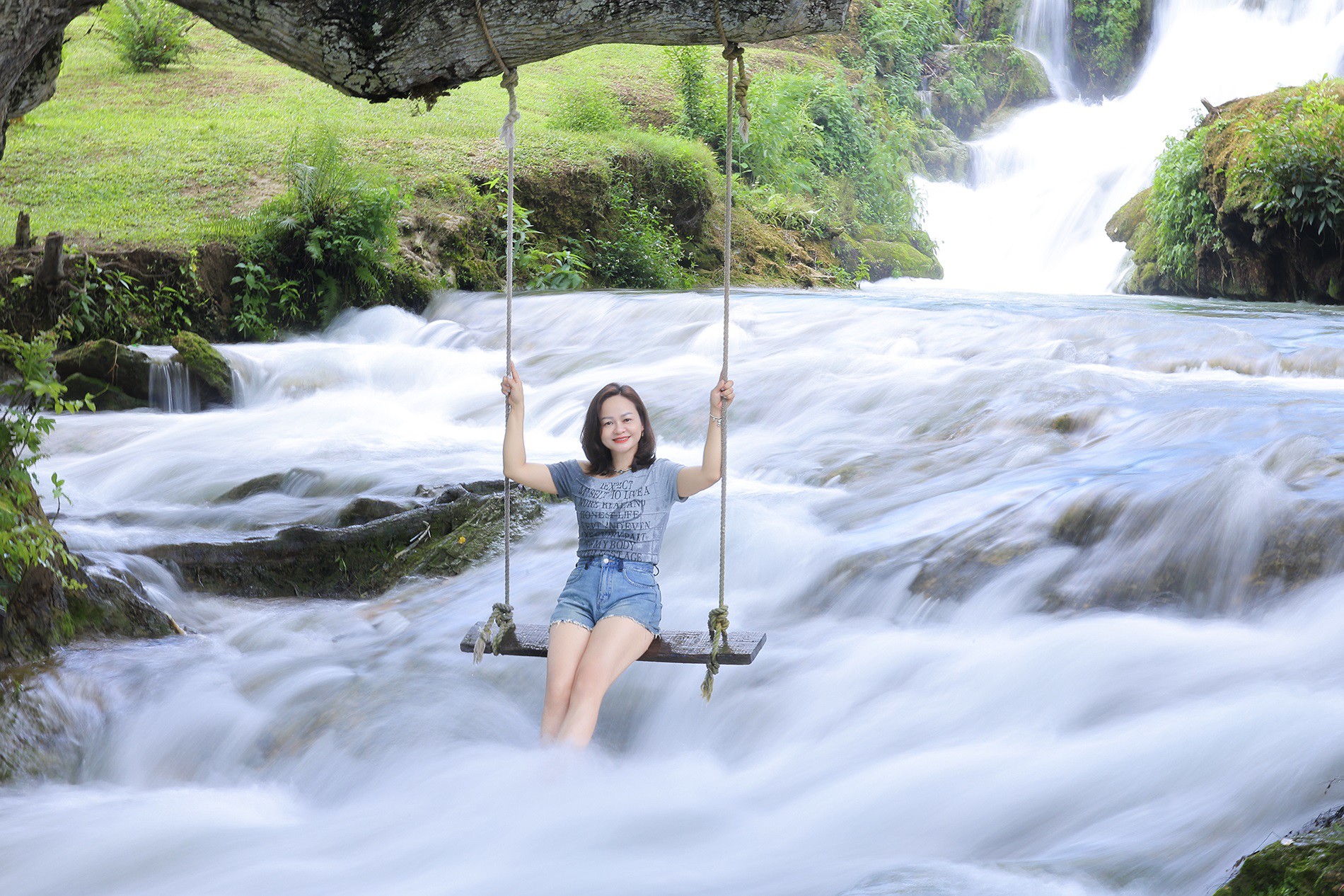 Du khách có thể chọn trang phục sáng màu như xanh, trắng để có những bức hình check-in đẹp bên suối