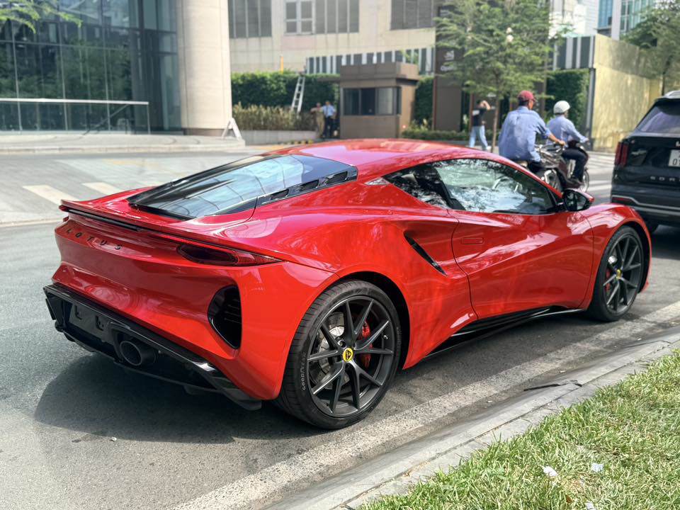 Mẫu xe Lotus Emira sở hữu động cơ V6 vừa được đưa về Việt Nam.
