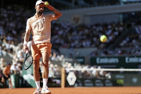 Djokovic liên tiếp vượt kỷ lục của Federer: "Báo động đỏ" và lời thỉnh cầu của Nole