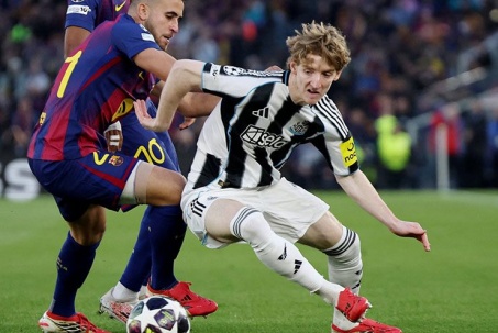 Barca "bỗng dưng giàu", mua Gordon và nhắm Alvarez: Tiền từ đâu ra?