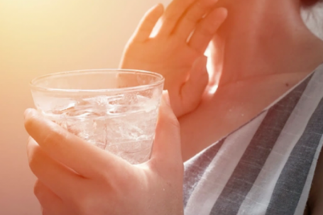 Đang đi nắng về, thấy thèm nước lạnh đến mấy cũng phải 'nhịn' vì lý do này kẻo rước họa vào thân