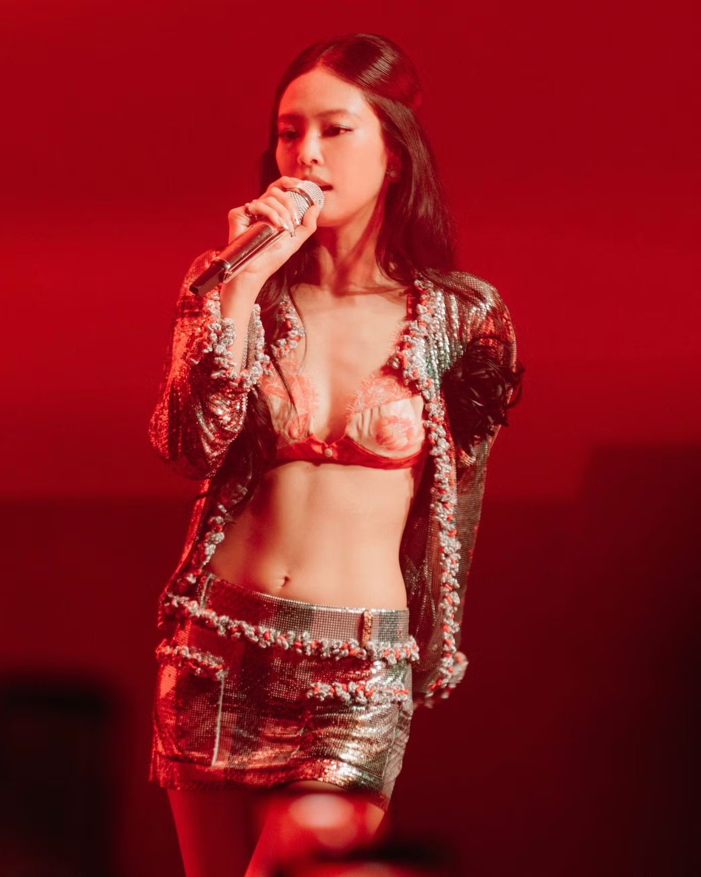 Vì sao tạo hình mới nhất của Jennie và Jisoo BLACKPINK gây tranh cãi? - 7