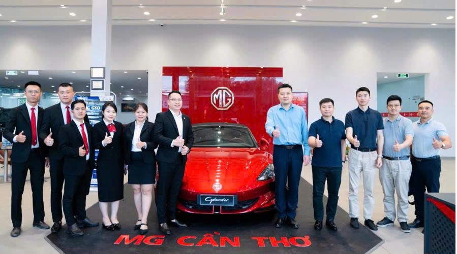 Ông Tang Donghui (người thứ 5, từ phải qua) sẽ đẩy mạnh chiến lược phát triển dài hạn của SAIC Motor tại khu vực Đông Nam Á.