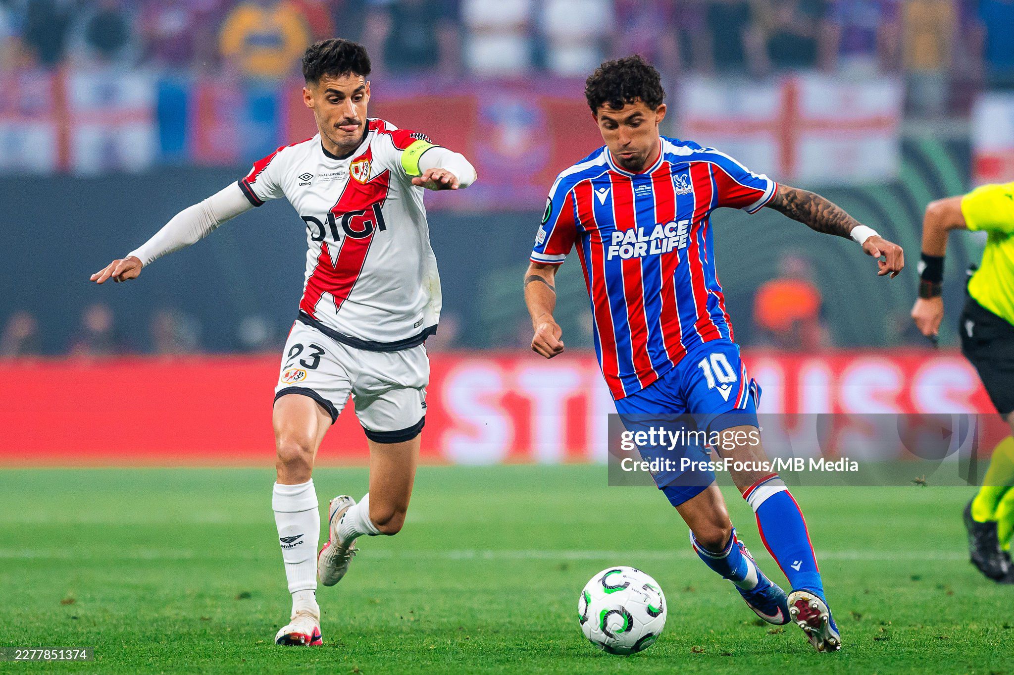 Trận chung kết Conference League 2025/26 giữa Crystal Palace và Rayo Vallecano đã diễn ra cực kỳ chặt chẽ và hiệp một không có bàn thắng
