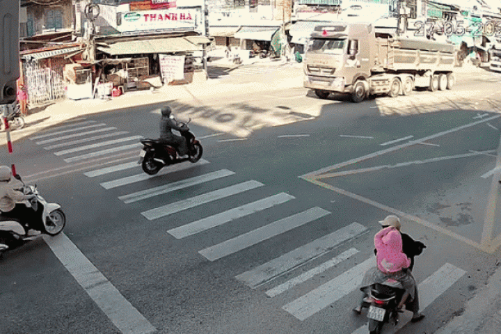 Người phụ nữ thoát chết khó tin dưới gầm xe tải