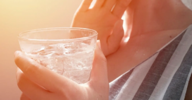 Đang đi nắng về, thấy thèm nước lạnh đến mấy cũng phải "nhịn" vì lý do này kẻo rước họa vào thân