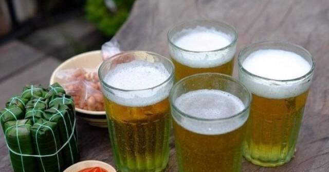 Trời nóng uống bia để giải nhiệt: Chuyên gia cảnh báo càng uống càng mất nước