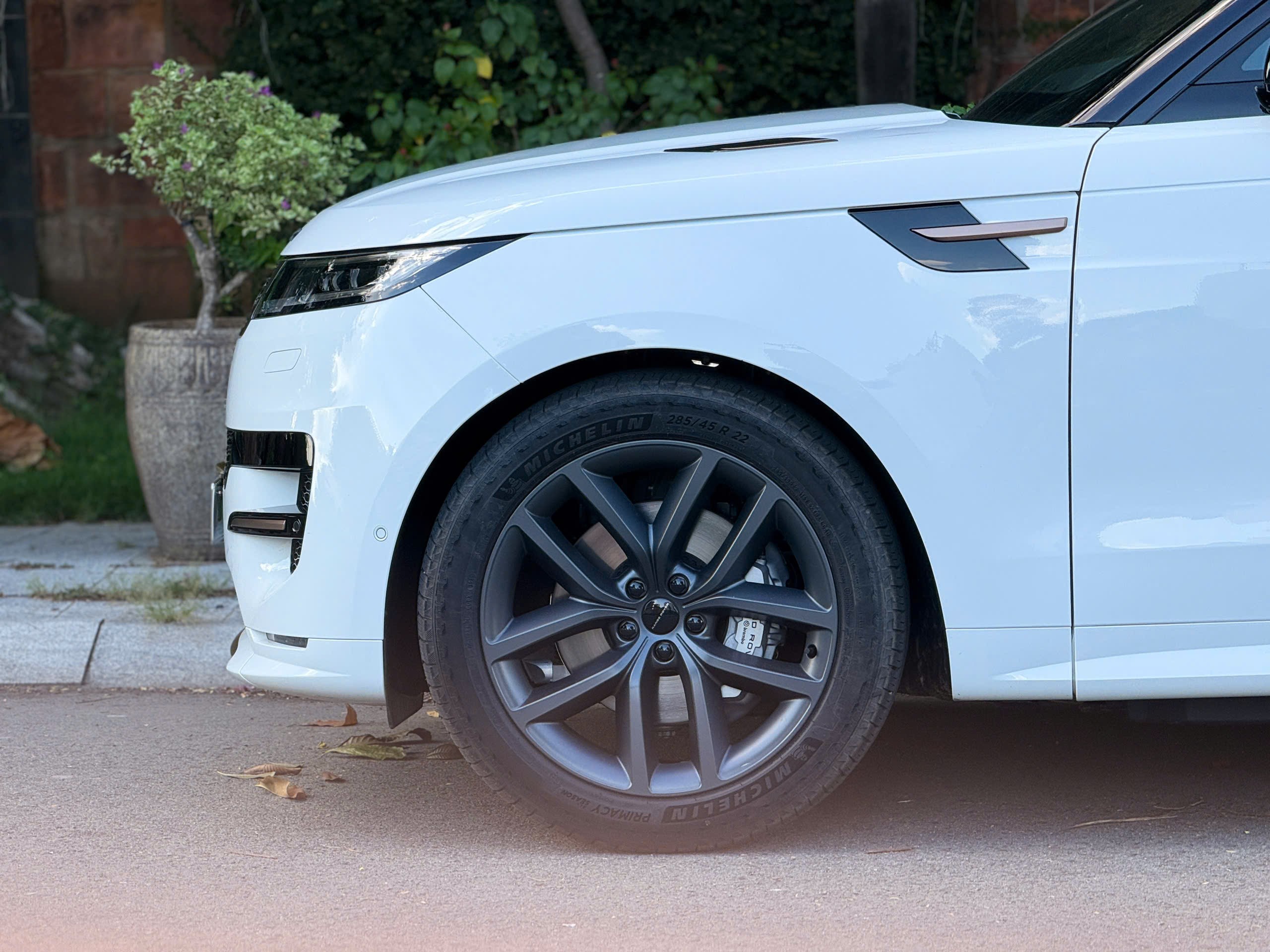 Chi tiết mẫu xe Range Rover Sport PHEV đầu tiên có mặt tại Việt Nam, giá gần 7 tỷ đồng - 4