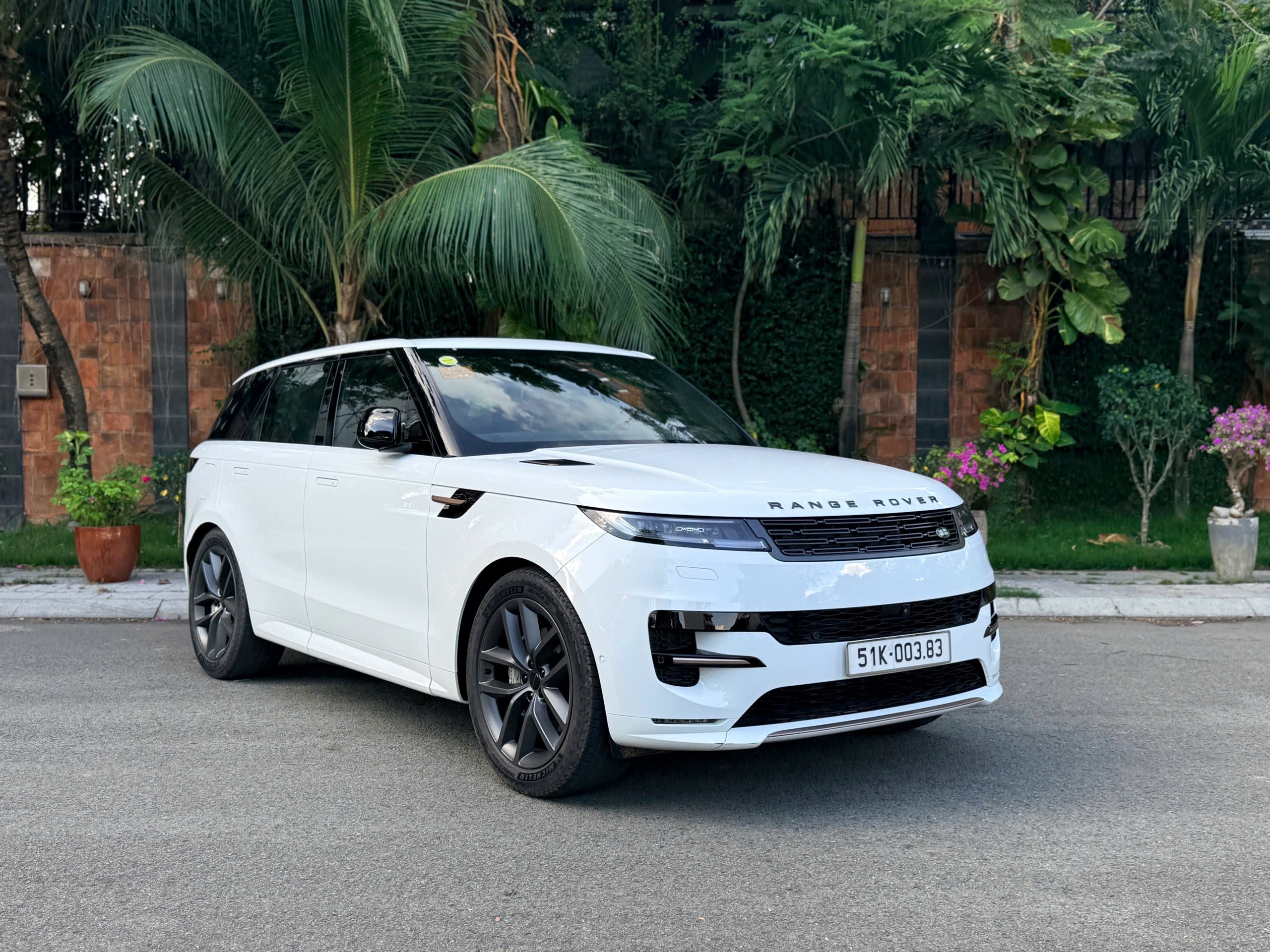 Chi tiết mẫu xe Range Rover Sport PHEV đầu tiên có mặt tại Việt Nam, giá gần 7 tỷ đồng - 2