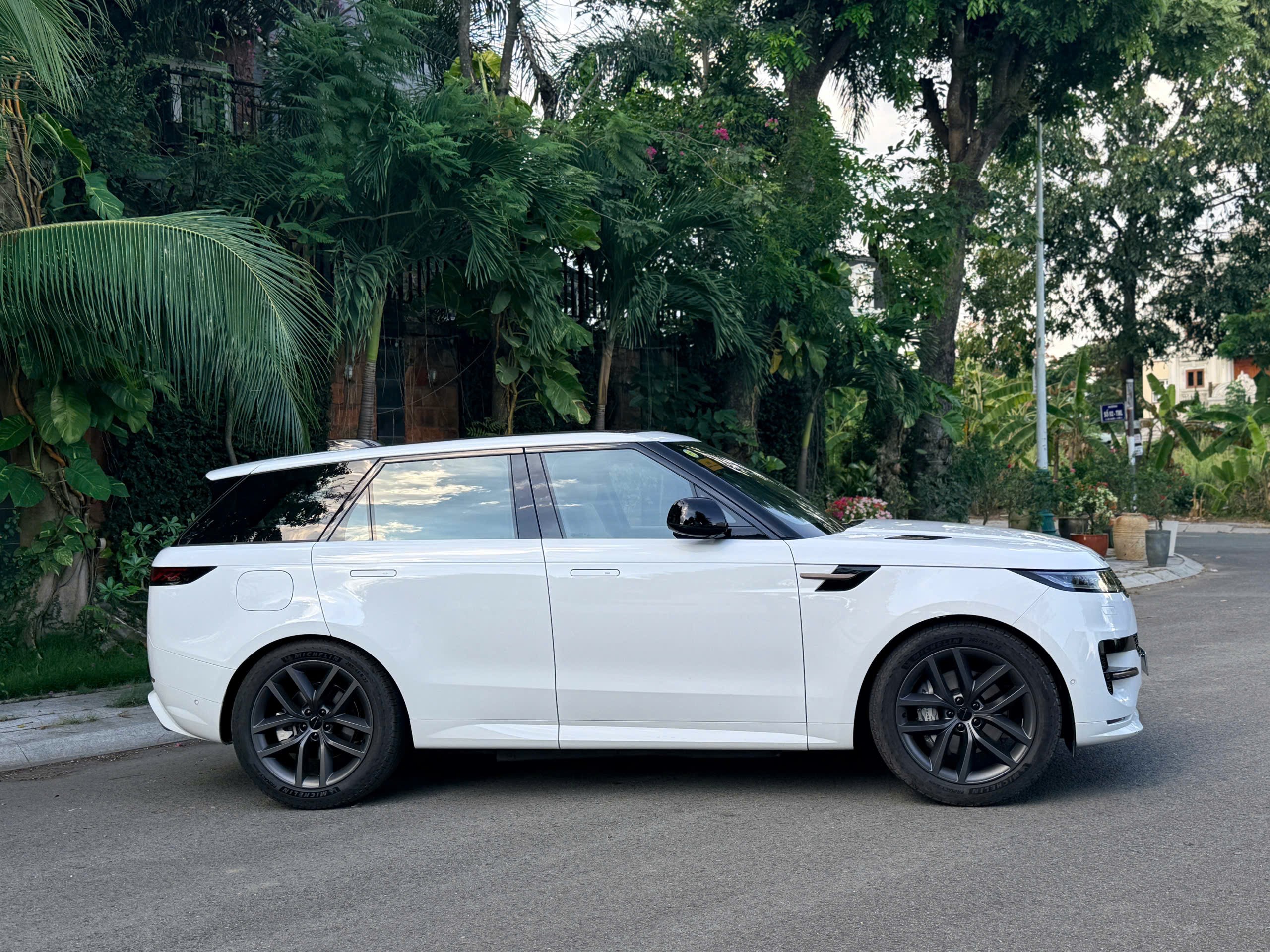Chi tiết mẫu xe Range Rover Sport PHEV đầu tiên có mặt tại Việt Nam, giá gần 7 tỷ đồng - 6