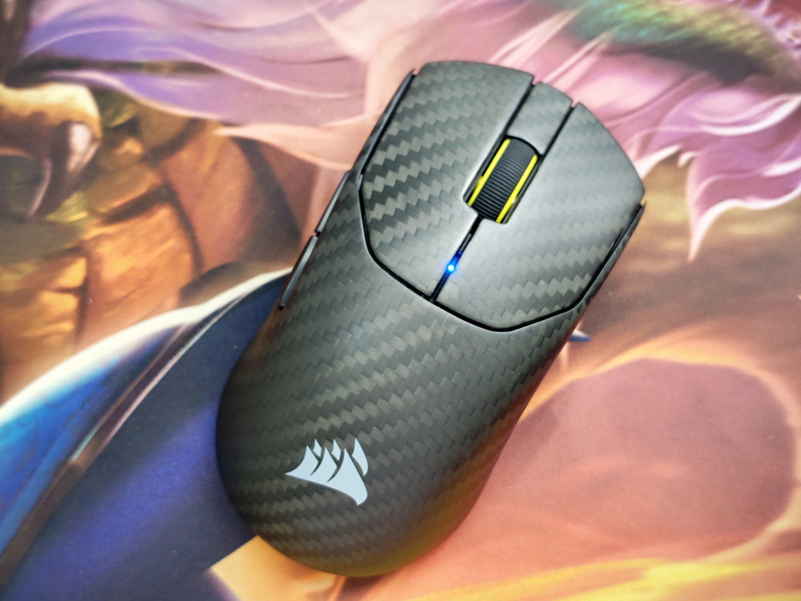 Corsair Sabre V2 Pro Wireless CF phiên bản màu xám khó bám bẩn.