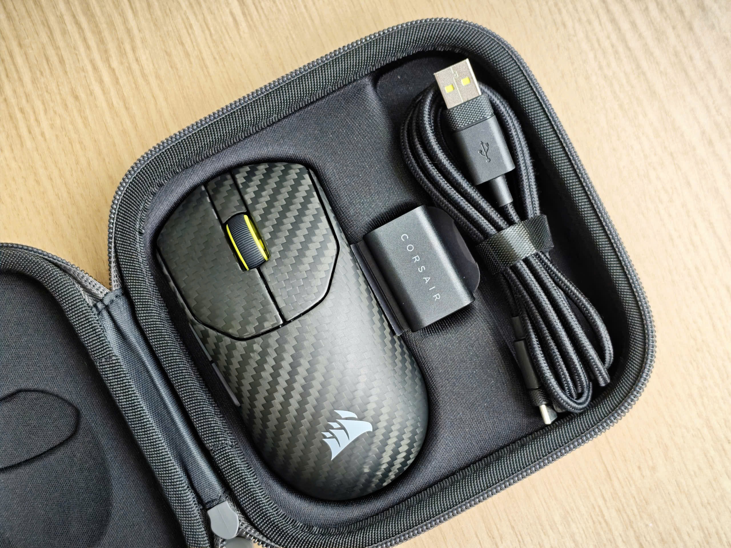 Hộp đựng tạo ấn tượng mạnh ngay khi vừa "unbox".