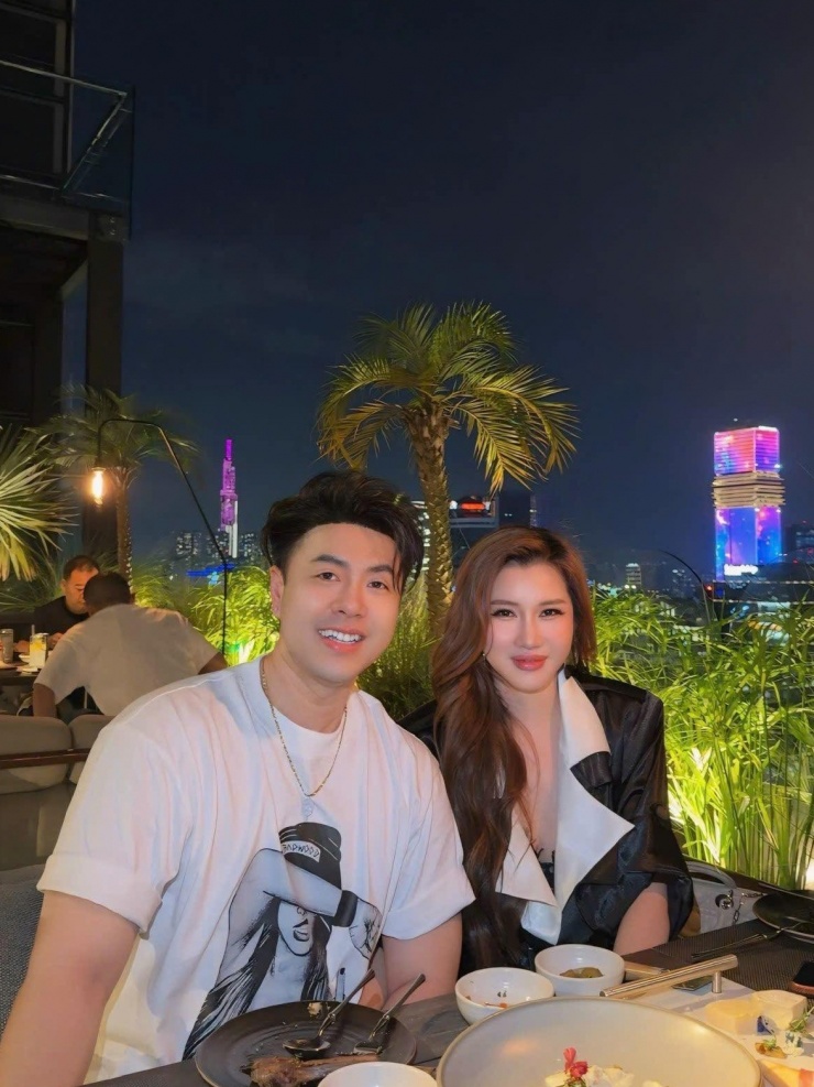 Ca sĩ Akira Phan đưa bà xã doanh nhân đi ăn tối.