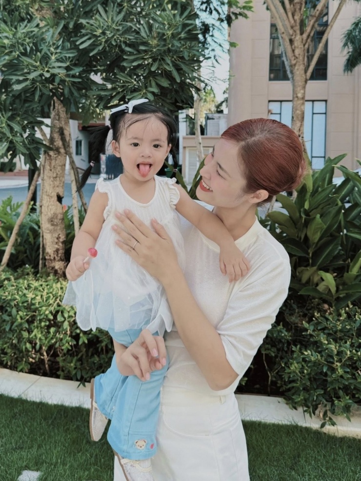 Đông Nhi đi dạo cùng con gái út, bé Hannie.