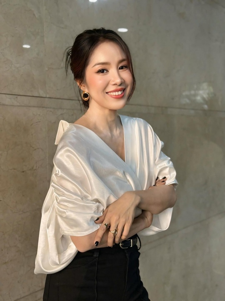 Bà mẹ hai con Lê Phương phối sơ mi lụa cùng quần jeans khi đi công việc.