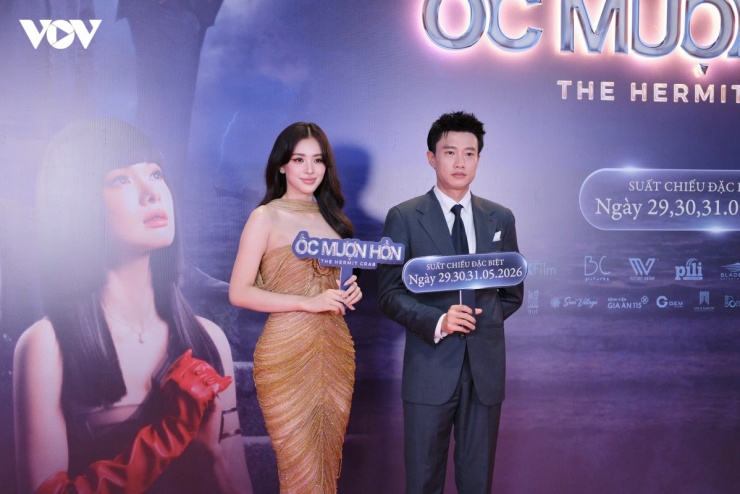 Tối 28/5, ê-kíp phim "Ốc mượn hồn" tổ chức buổi ra mắt tại Hà Nội với sự góp mặt của dàn diễn viên chính. Trên thảm đỏ, Hoa hậu Trần Tiểu Vy xuất hiện nổi bật khi sánh đôi cùng Quốc Trường, thu hút sự chú ý của truyền thông và khán giả.
