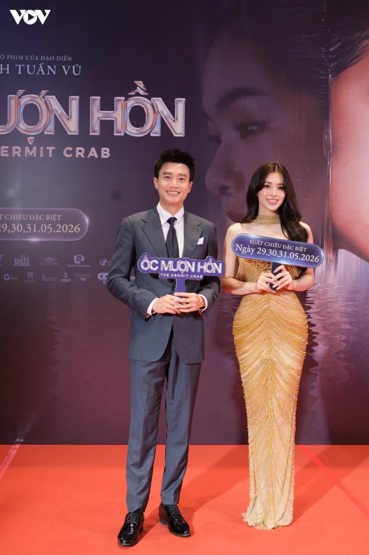 Đây là dự án đánh dấu vai nữ chính thứ hai trong sự nghiệp diễn xuất của Tiểu Vy. Trong phim, cô vào vai Ngọc – một diễn viên trẻ vướng vào mối quan hệ phức tạp với Quân (Quốc Trường), người vợ tên An và nhân vật Diễm Quỳnh.