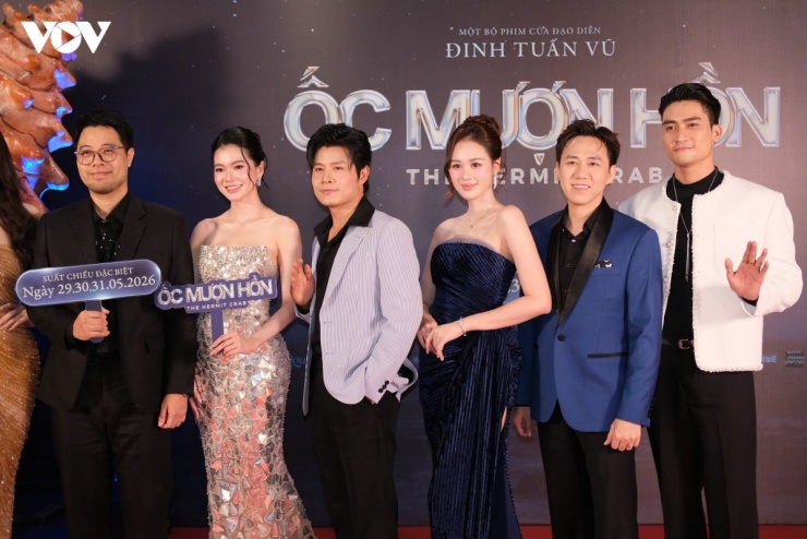 "Ốc mượn hồn" là tác phẩm tâm lý – giật gân được đạo diễn Đinh Tuấn Vũ ấp ủ trong nhiều năm. Theo đạo diễn, bộ phim đánh dấu bước chuyển mình mạnh mẽ so với phong cách làm phim trước đây của anh.