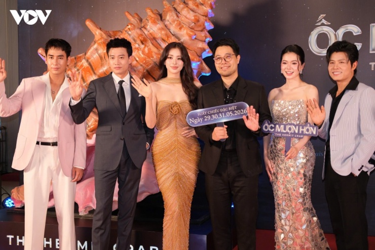 Ngoài các gương mặt kể trên, phim còn quy tụ dàn diễn viên gồm Lương Gia Huy, Xuân An, Trâm Ngô, Nguyễn Phi Long… Theo ê-kíp, tác phẩm sẽ mang màu sắc tâm lý – giật gân với nhiều lớp nội dung, kết hợp yếu tố ám ảnh và bí ẩn.