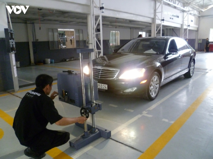 Anh Nguyễn Khắc Hùng đang kiểm tra thiết bị chiếu sáng của xe. 