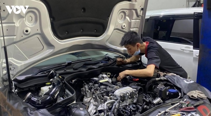 Thợ sửa xe tại gara ô tô Tiên Phong kiểm tra xe.