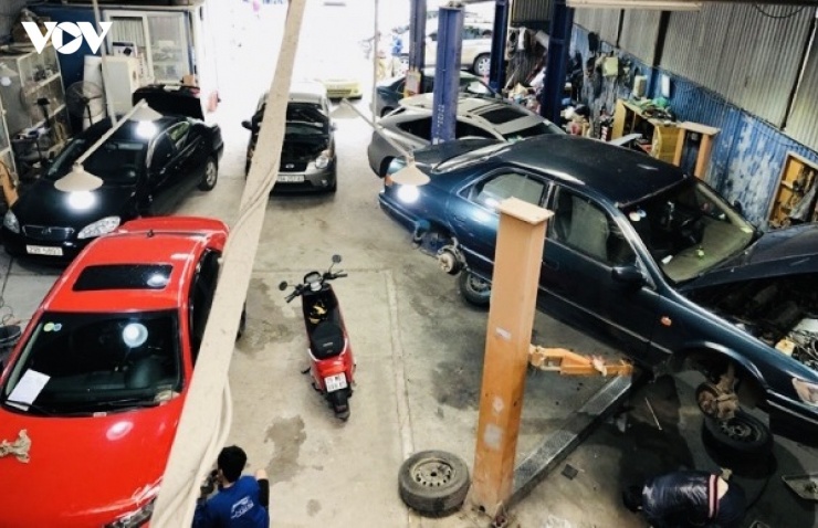 Gara ô tô của anh Nguyễn Đức Chính thời gian này nhiều xe đến kiểm tra, sửa chữa.