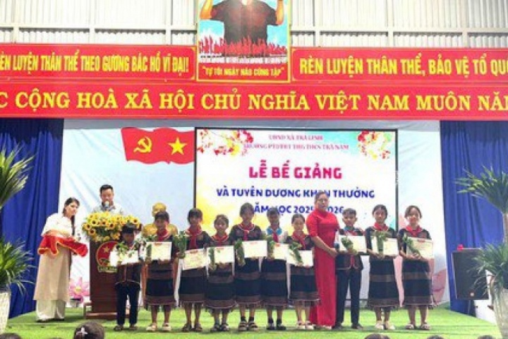 Lễ bế giảng "độc lạ", học sinh giỏi được tặng loài cây quý