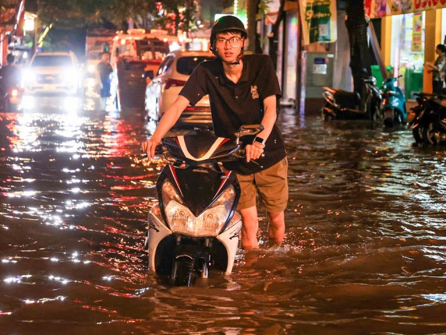 Vì sao trung tâm Hà Nội nơi ngập úng, nơi gần như không mưa?