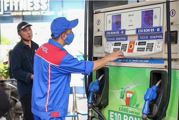 Giá xăng E10 giảm mạnh trước ngày bán đại trà