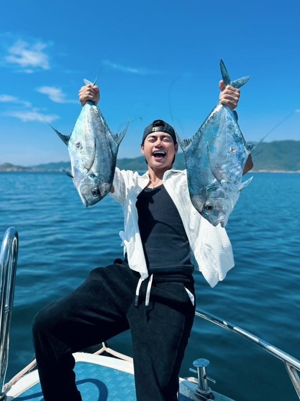 Lợi Trần tạm gác công việc, tự thưởng một kỳ nghỉ trên biển.