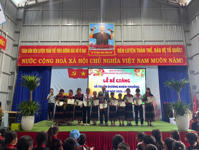 Lễ bế giảng "độc lạ", học sinh giỏi được tặng loài cây quý - 1