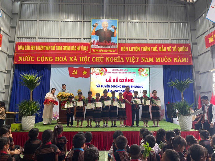 Học sinh giỏi, xuất sắc được trao cây giống sâm Ngọc Linh