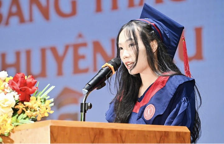 Nguyễn Thị Huyền - Tân Thủ khoa ngành AI Tạo sinh, đại diện sinh viên phát biểu tại lễ trao bằng tốt nghiệp thạc sĩ và kỹ sư chuyên sâu của Đại học Bách khoa Hà Nội sáng nay 23/5. (Ảnh: HUST)