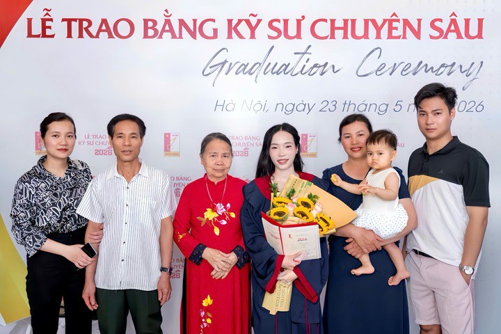 Nguyễn Thị Huyền và gia đình cô trong ngày lễ tốt nghiệp tại Đại học Bách khoa Hà Nội.