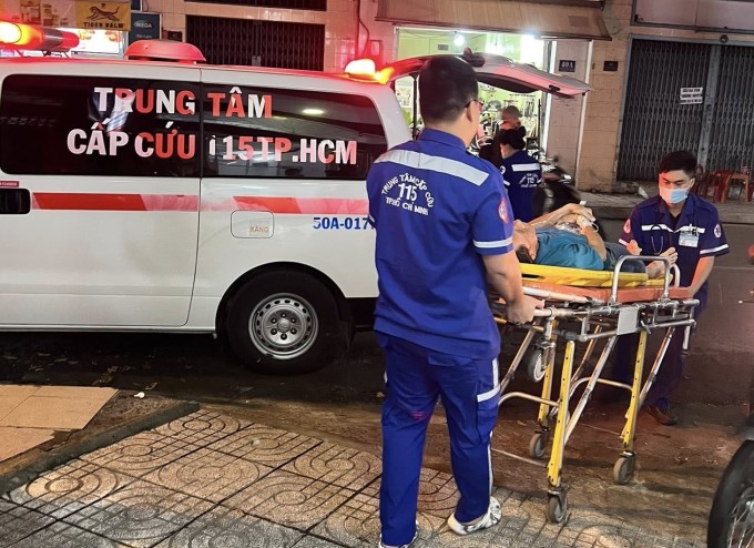 Nhân viên Trung tâm Cấp cứu 115 TP HCM đưa bệnh nhân vào viện. Ảnh: Bác sĩ cung cấp