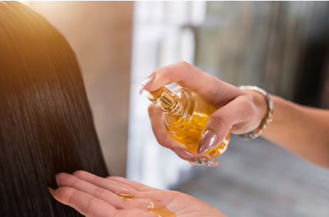 Khi tóc đã khô khoảng 80–90%, bạn có thể thoa một lượng nhỏ tinh dầu dưỡng như argan, jojoba hoặc dầu hạt nho lên phần ngọn tóc.