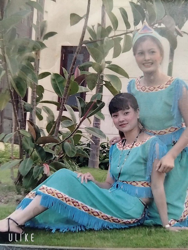 Diễn viên Lệ Hằng và diễn viên Hoa Thúy từng đóng chung với nhau trong phim "Xin hãy tin em". Cả 2 có một mối quan hệ thân thiết vì là đồng nghiệp cùng trang lứa. Hiện tại, cả 2 đã có những ngã rẽ khác nhau, người vẫn làm công việc diễn xuất, người lại rời xa màn ảnh sân khấu.