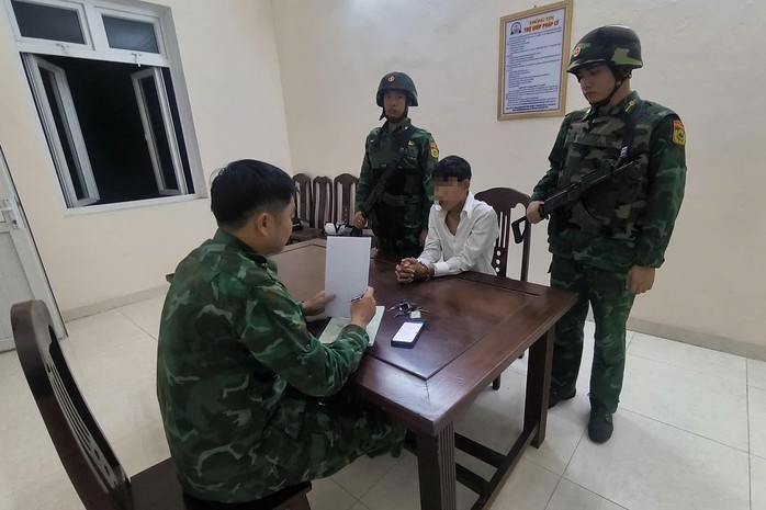 Hai đối tượng bị đưa về Đồn Biên phòng để làm việc sau khi bị bắt giữ. Ảnh: Biên phòng Tây Ninh