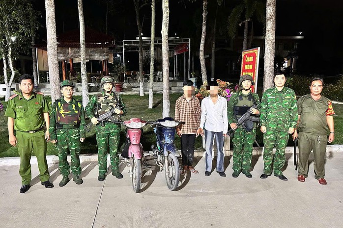 Bị phát hiện khi chở xe lấy trộm đi tiêu thụ, 2 đối tượng bị bắt. Ảnh: Biên phòng Tây Ninh