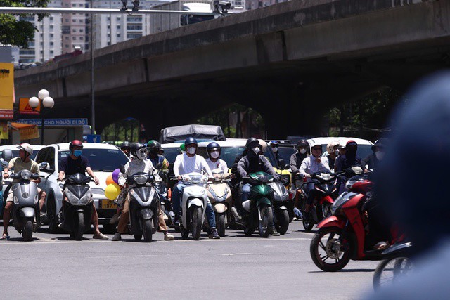 Cục Cảnh sát giao thông cảnh báo tình trạng dừng đèn đỏ lấn làn ngược chiều đang gây bức xúc tại nhiều nút giao đông phương tiện.