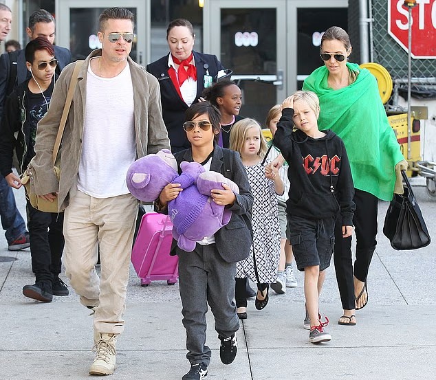 Brad Pitt và Angelina Jolie bên các con ngày nhỏ. Ảnh: Broadimage