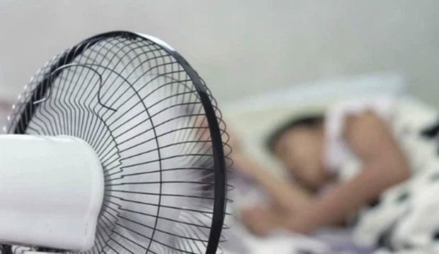 Bật quạt ở mức cao nhất sẽ làm cho nhiệt độ bề mặt da giảm, lỗ chân lông bít lại, mồ hôi không thoát được ra ngoài, cơ thể cảm thấy nóng hơn, dẫn đến mệt mỏi, kiệt sức và đau lưng.