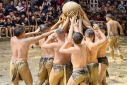 16 trai làng đóng khố, vật lộn dưới bùn tranh quả cầu gỗ 20kg ở Bắc Ninh