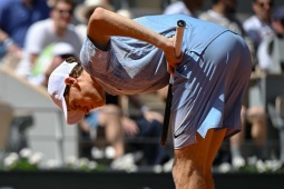 Bị loại đau khỏi Roland Garros, "người máy" Sinner hé lộ về tình hình sức khỏe