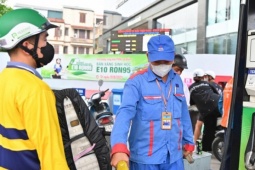 Thử xăng E10, dân mạng bảo 'yên tâm chạy', shipper nói 'rẻ tội gì không dùng'