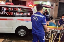 Chạy xe máy đi khám, người đàn ông gục ngã trước cửa phòng mạch