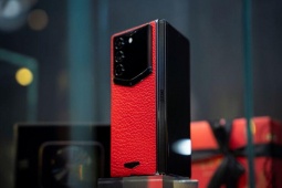 Vertu tung smartphone màn hình gập Alphafold: Dát vàng 18K, nạm kim cương thiên nhiên