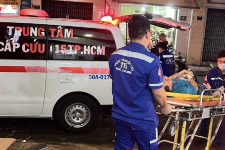 Chạy xe máy đi khám, người đàn ông gục ngã trước cửa phòng mạch