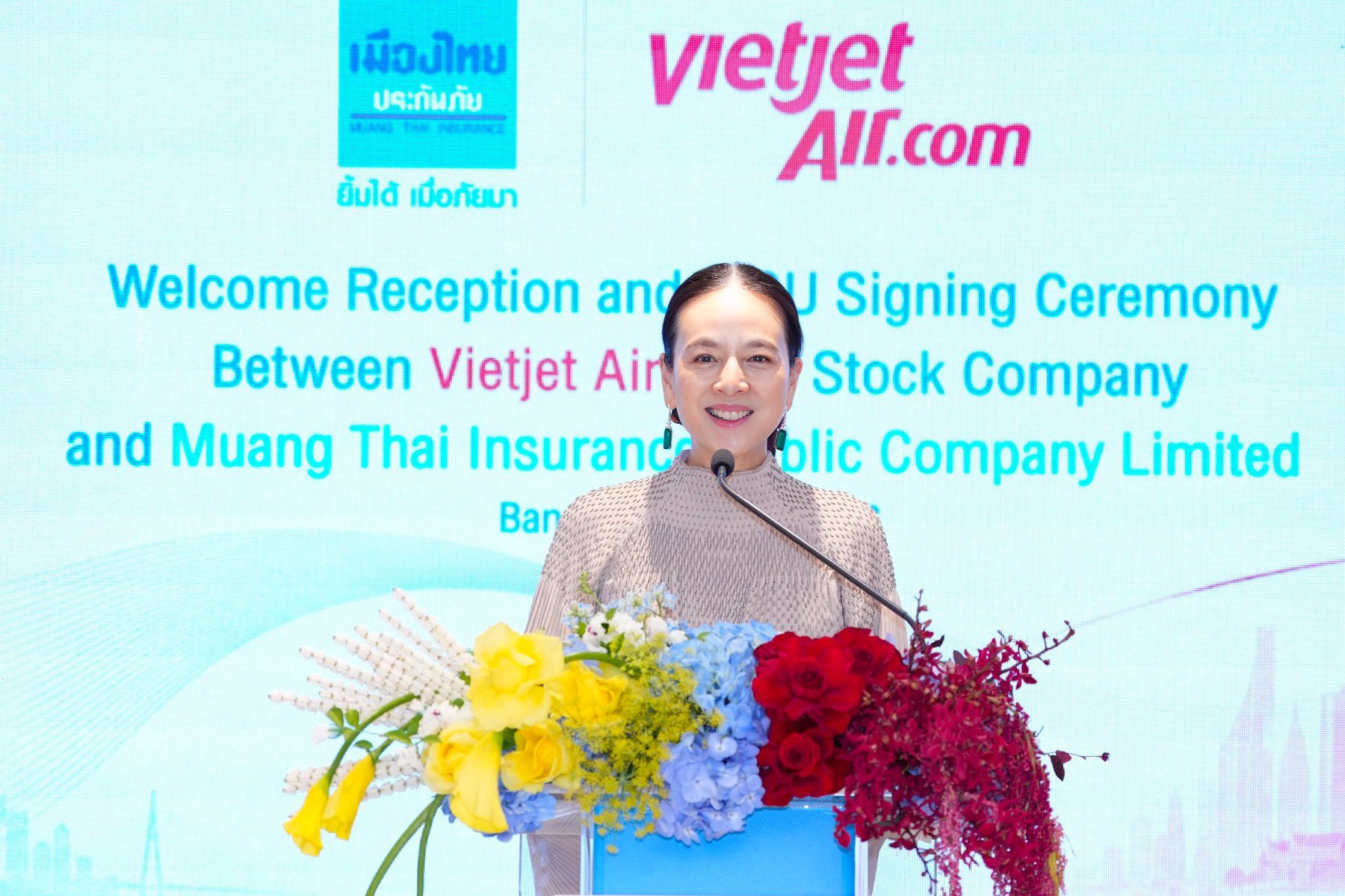 Bà Nualphan Lamsam (Madam Pang), CEO Muang Thai Insurance đồng thời là Chủ tịch Liên đoàn Bóng đá Thái Lan (FAT) chia sẻ tại lễ ký kết