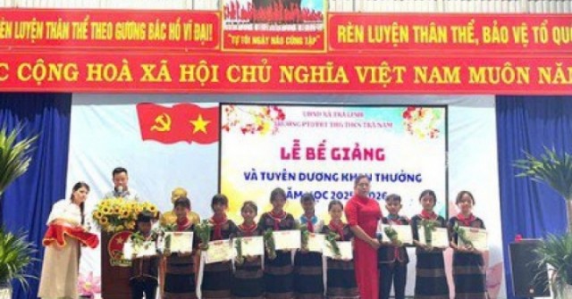Lễ bế giảng "độc lạ", học sinh giỏi được tặng loài cây quý